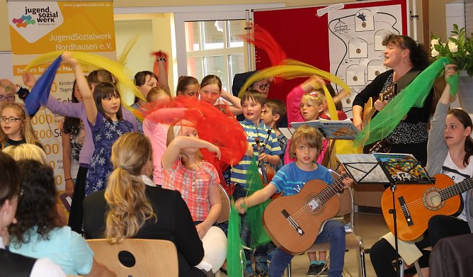 die Kinder der Albert-Kuntz-Grundschule pr&auml;sentierten ein buntes Programm. (Foto: Sylvia Spehr)