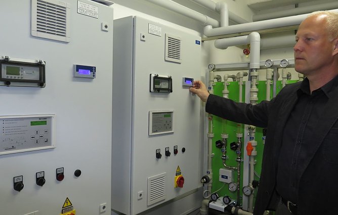 Bernd Schimmel am Schaltschrank der Reinstwasseraufbereitung (Foto: SHK)