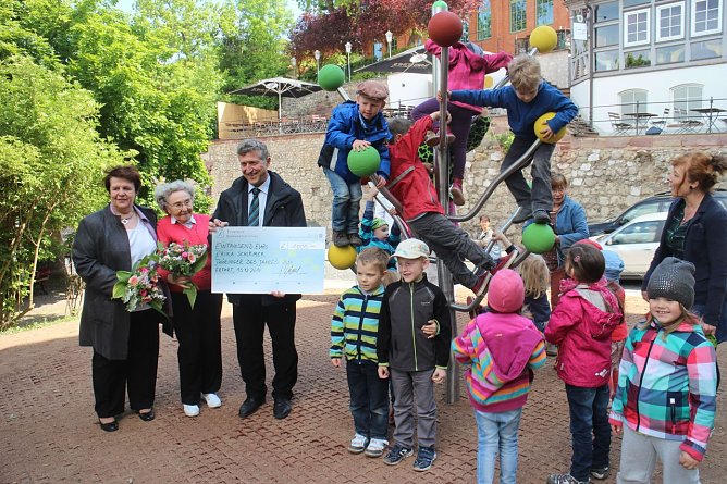In der Nordh&auml;user Altstadt k&ouml;nnen sich Kinder jetzt an einem neuen Kletterbaum austoben (Foto: Angelo Glashagel)