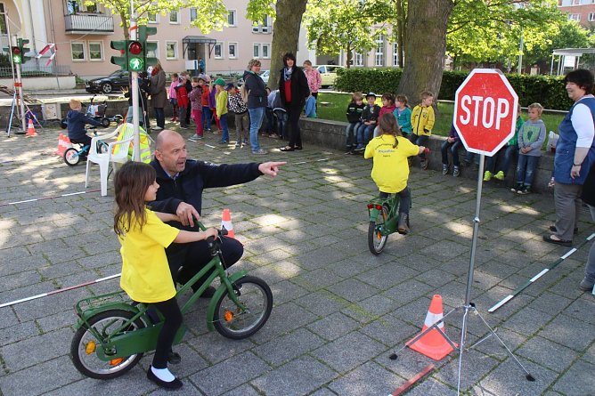 Sicherheit braucht K&ouml;pfchen - seit gut zehn Jahren organisiert die Kreissparkasse Nordhausen die Verkehrsschulungen f&uuml;r angehende Grundsch&uuml;ler (Foto: Angelo Glashagel)