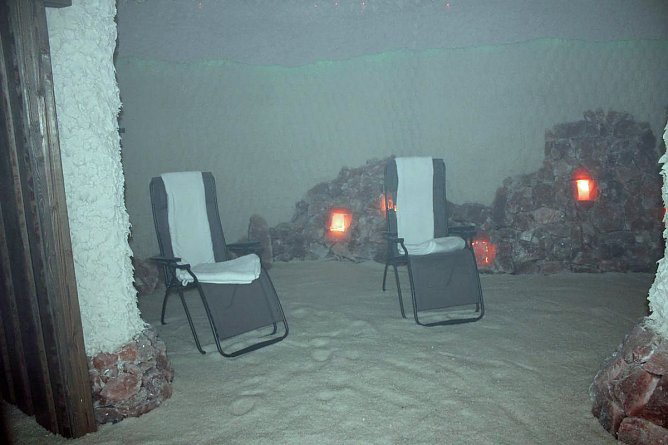 Die besondere Totes-Meer-Salzgrotte (Foto: Karl-Heinz Herrmann) Die besondere Totes-Meer-Salzgrotte (Foto: Karl-Heinz Herrmann)