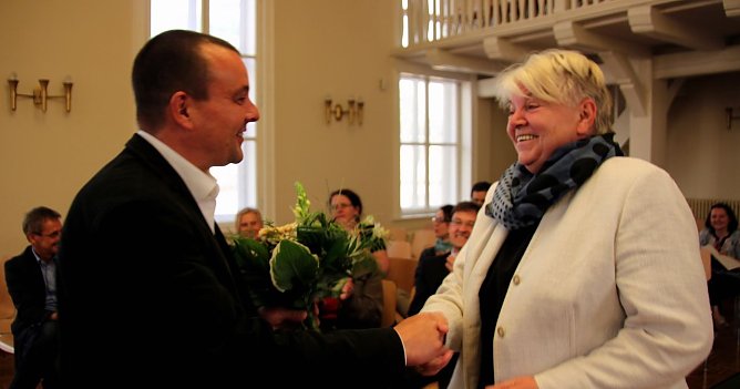 Niebhagen gratuliert Gr&uuml;nwald (Foto: J. Piper)