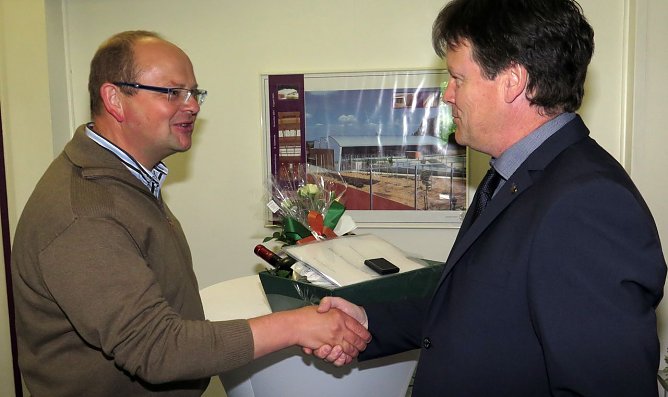 Heiko M&uuml;ller vom Bauamt der Stadt Nordhausen gratuliert Michael Becke (rechts) zum Firmenjubil&auml;um. (Foto: nnz)