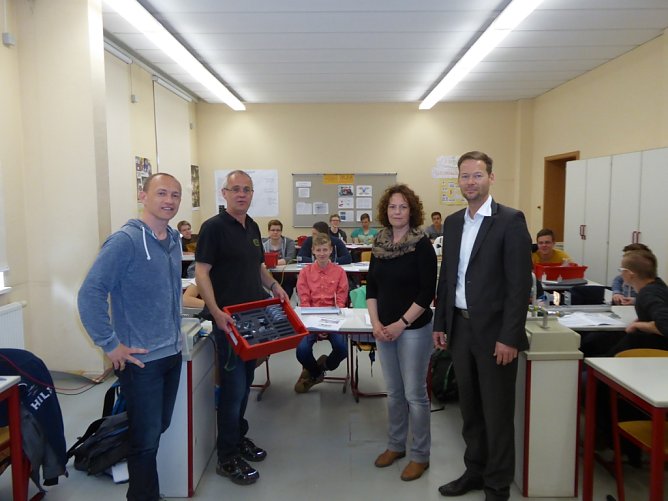 Von links: Rene Zschernig, Andreas Oppenh&auml;user Physiklehrer, Tonia Zschernig, Tino Pf&ouml;rtner Vorsitzender F&ouml;rderverein bei der ersten Unterrichtserprobung (Foto: Volker Vogt)