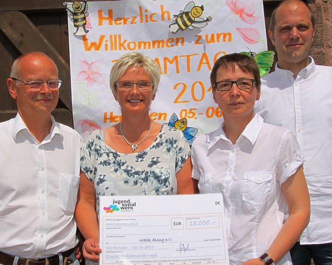 Spende &uuml;bergeben (Foto: S. Spehr)