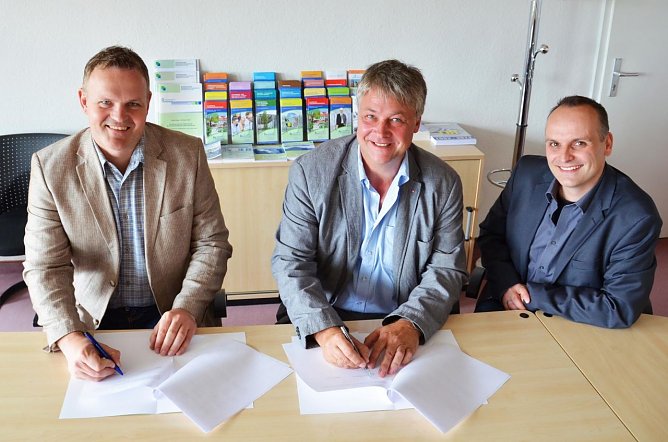 Kooperation vereinbart und unterschrieben (Foto: Tina Bergknapp/HSN)