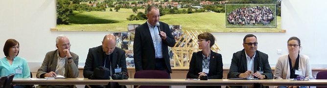 B&uuml;rgermeister Frank Saalbach begr&uuml;&szlig;t die Jury im Dorfgemeinschaftshaus Obergebra (Foto: nnz)