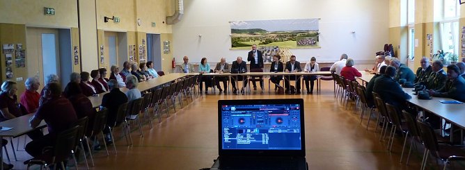 Die Vertreter der Vereine wollen mit den Juroren ins Gespräch kommen. (Foto: nnz) Die Vertreter der Vereine wollen mit den Juroren ins Gespräch kommen. (Foto: nnz)