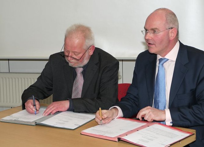 Vertrag unterzeichnet (Foto: nnz)