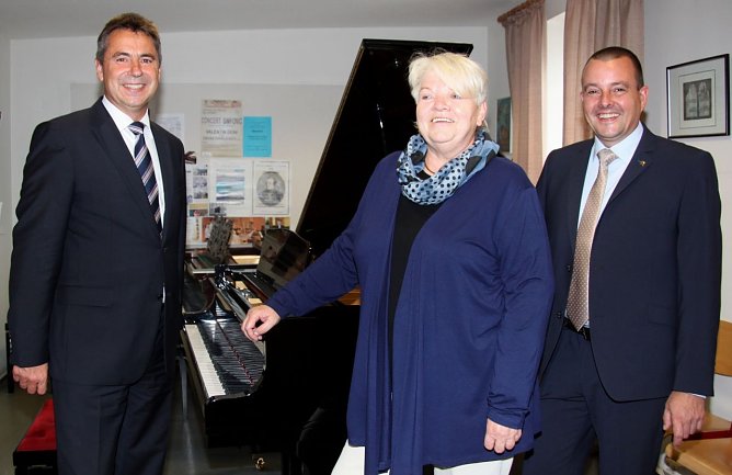 Wolfgang Asche (Kreissparkasse Nordhausen), Loni Gr&uuml;nwald (F&ouml;rderverein Kreismusikschule) und Holger Niebhagen (Kreismusikschule) vor dem neuen Fl&uuml;gel (Foto: Jessica Pieper)