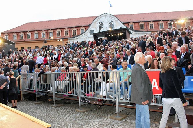 Ofenpraline zur Premiere (Foto: Karl-Heinz Herrmann)