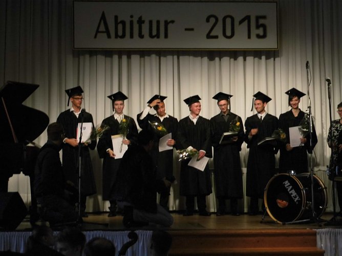 Die "gro&szlig;en" Gymnasiasten des Bleicher&ouml;der Schillergymnasiums erhielten gestern ihre letzten Zeugnisse (Foto: K. Hornung)