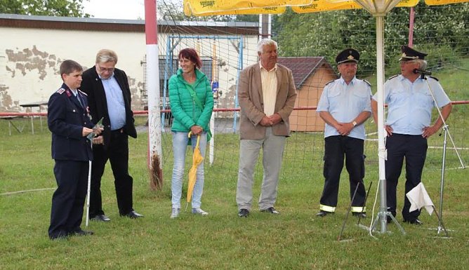 Scheck für die Jugendfeuerwehr (Foto: privat) Scheck für die Jugendfeuerwehr (Foto: privat)