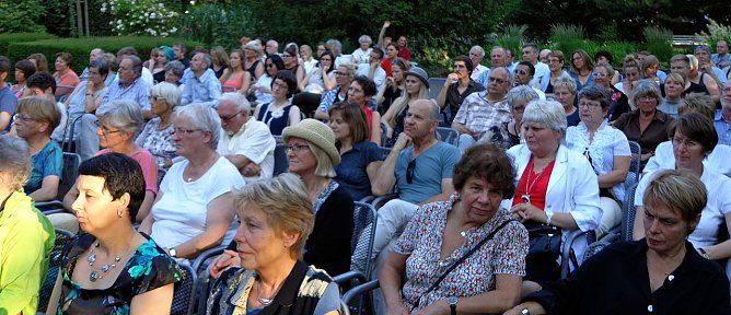Gro&szlig;es Interesse zur Vernissage (Foto: Hans-Georg Backhaus)