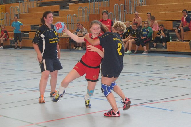 Die Handballerinnen aus Schlotheim und Bleicherode trotzten der Hitze (Foto: Uwe Tittel) Die Handballerinnen aus Schlotheim und Bleicherode trotzten der Hitze (Foto: Uwe Tittel)