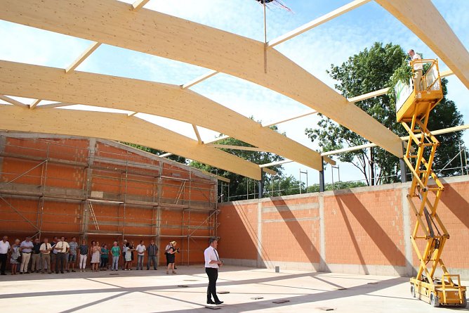Voll war die Halle noch nicht, die Schattenpl&auml;tze belegten die zahlreichen Besucher aber dann doch recht schnell (Foto: Angelo Glashagel)