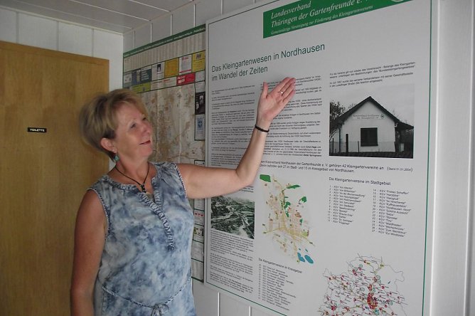 Marlis Biel leitet die Geschicke des Kreisverbandes Nordhausen der Kleing&auml;rtner. Im Bild vor einer Dokumentation Das Kleingartenwesen im Wandel der Zeiten. Jeden Dienstag hat sie Sprechtag im B&uuml;ro in der Ludolfingerstra&szlig;e  22b (Foto: Kurt Frank)