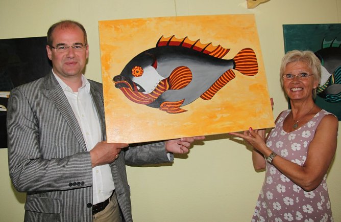 Landrat Matthias Jendricke er&ouml;ffnete die neue Ausstellung im Nordh&auml;user Landratsamt, die Werke der Hobbymalerin Doris Schaufelberger zeigt (Foto: Jessica Pieper)