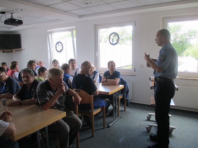 Wie verhalte ich mich richtig im Stra&szlig;enverkehr? - die Nordth&uuml;ringer Werkst&auml;tten haben sich zu dem Thema die Polizei ins Haus geholt (Foto: Ingrid Krug)