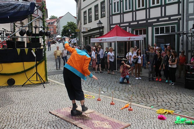 Vor der B&uuml;hne zeigten am Nachmittag Zappelini ihre Kunstst&uuml;cke (Foto: Angelo Glashagel)