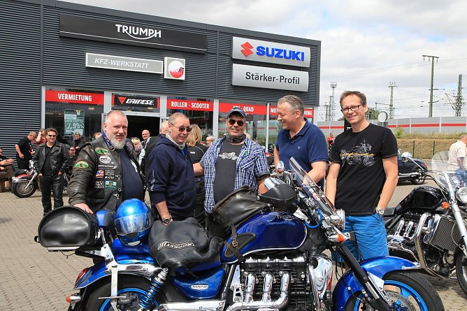 Rechts im Bild Matthias und Michael Andrzejak. (Foto: Foto: Ulrike Kerlin und Sue Schneiter)