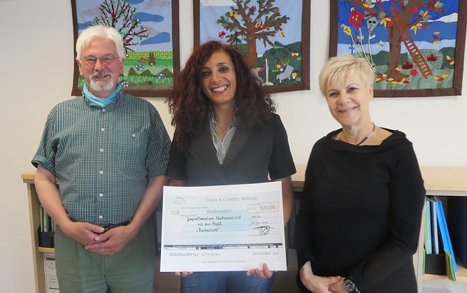 v.l.: Moray Patterson, P&auml;dagogischer Mitarbeiter der Stiftung FamilienSinn, Vivian Grabe, Leiterin des Familienzentrum Nordhausen, Rosemarie Schmack-Siebenlist-Hinkel, Kuratorin der Stiftung FamilienSinn (Foto: Sylvia Spehr)