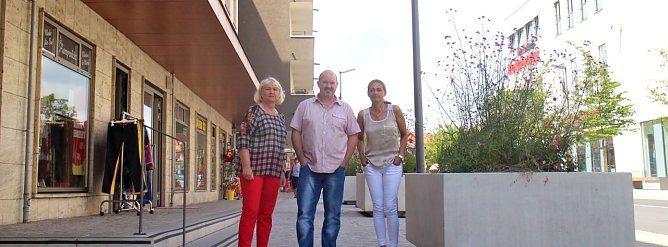 Die Badewannen sollen weg - stellvertretend f&uuml;r die H&auml;ndler der Kranichstra&szlig;e sprachen Ilona Harthaus, Ronald K&ouml;tz und Manuela Kratz (Foto: Angelo Glashagel)