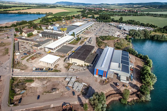 Das Heringer Werk hat sein Gesicht ver&auml;ndert in den vergangenen 25 Jahren: altes musste weichen, neues kam hinzu (Foto: Universalbeton Heringen GmbH & Co. KG)