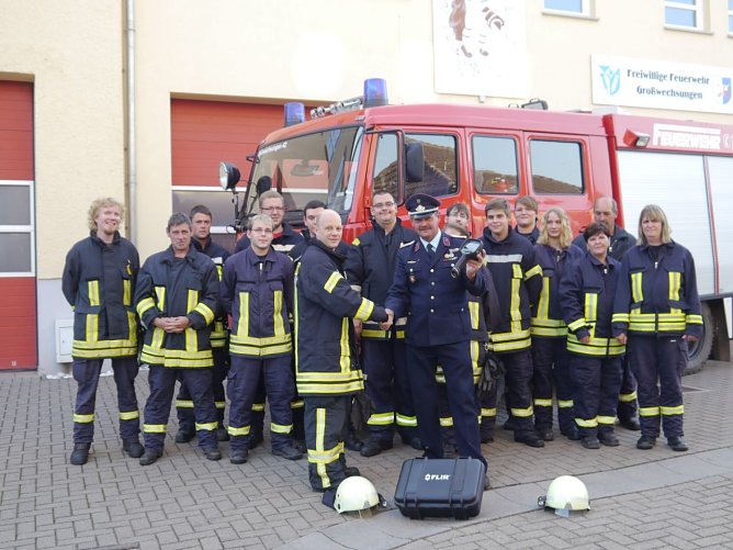 &Uuml;bergabe (Foto: Feuerwehr Gro&szlig;wechsungen)