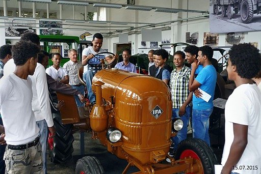 20 junge M&auml;nner aus Eritrea besuchten das IFA Museum (Foto: IFA-Museum Nordhausen)