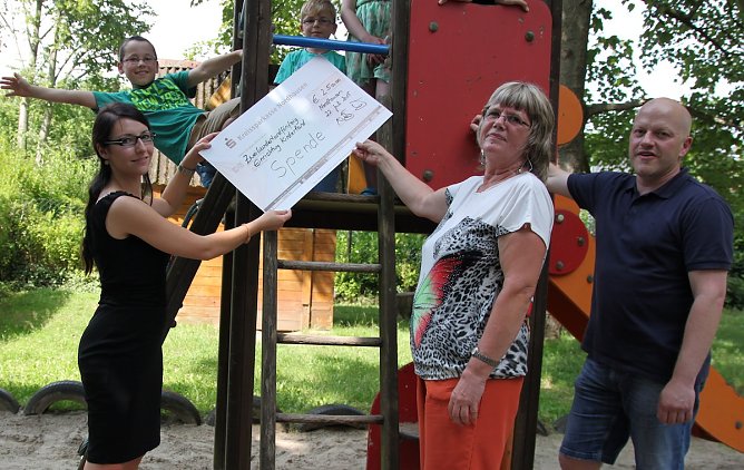 v.l.: Die Kinder Derrick (9) und Jorikko (8); Nicole Bockler und Simone Krause (SINOI) und Thomas Schulz (Leiter Kinderland) (Foto: Sylvia Spehr)