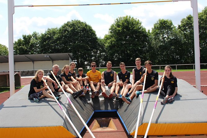 Auch in diesem Jahr traf sich wieder ein Gro&szlig;teil der Nordh&auml;user Nachwuchs-Stabhochspringer um Trainer Martin R&auml;cke (Foto: Andreas Richter)