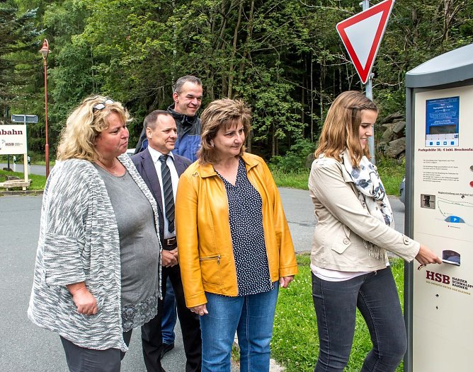 Erstes HSB-Parkticket am Parkscheinautomaten in Schierke (v.l.n.r.): Erdmute Clemens (WTG), R&uuml;diger Simon (HSB), Gerald Fr&ouml;hlich (Stadt Wernigerode) und Kerstin Br&uuml;ning (Stadt Wernigerode) (Foto: Bahnsen/HSB)