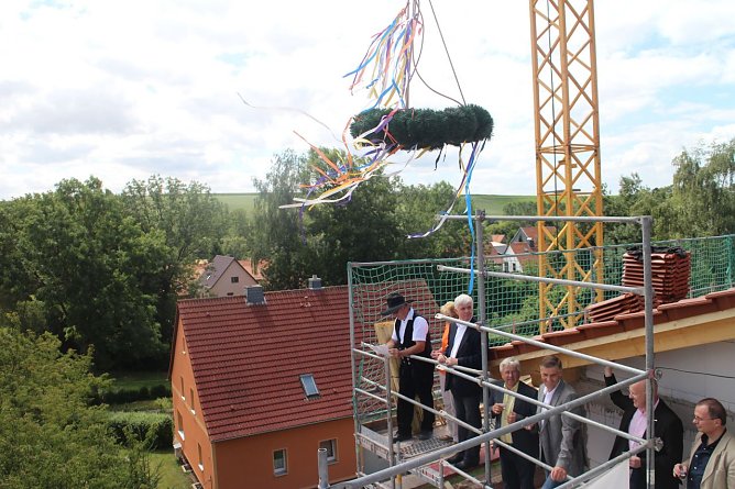 Gut einem Monat nach der Grundsteinlegung konnte heute am Stephanus Haus in G&uuml;nzerode Richtfest gefeiert werden (Foto: Angelo Glashagel)