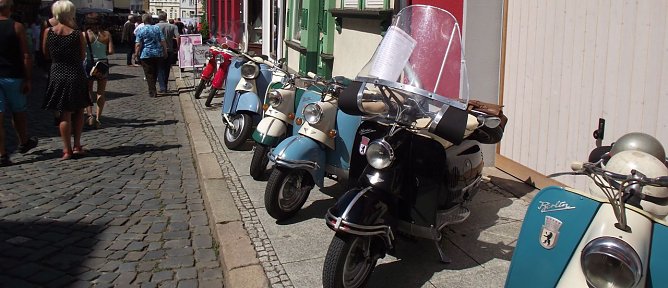 In Reih und Glied standen sie heute Nachmittag im Altendorf, die historischen VEB-Zweir&auml;der. (Foto: Kurt Frank)