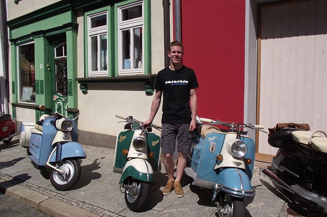 Andreas Thume, hier neben Wiesel und Berlin-Roller,  will Mitglied im Ost Klassik Klub werden. (Foto: Kurt Frank)