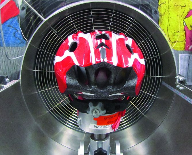 Bel&uuml;ftungstest Der warme Pr&uuml;fkopf unter dem Helm wird im Luftstrom gek&uuml;hlt, seine Temperatur gemessen. (Foto: Stiftung Warentest)