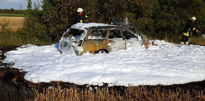Autobrand gelöscht (Foto: Feuerwehr Hainleite) Autobrand gelöscht (Foto: Feuerwehr Hainleite)