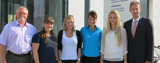 Von links: Vorstand Technik Harald Eisentraut, Pauline Baierl, Anne Josephine Weicker, Ausbildungsbeauftragte Sandra Nikoleizig, Juliane Scholz, Vorstand Wohnungswesen Sven D&ouml;rmann (Foto: WBG)