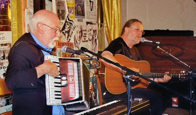 Folk im Tabakspeicher (Foto: Agentur)