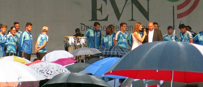 Wacker-Spieler auf der B&uuml;hne (Foto: nnz)