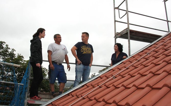 Auf dem Humboldt-Dach: Architekten, Bauarbeiter und Verwaltung (Foto: J. Piper)