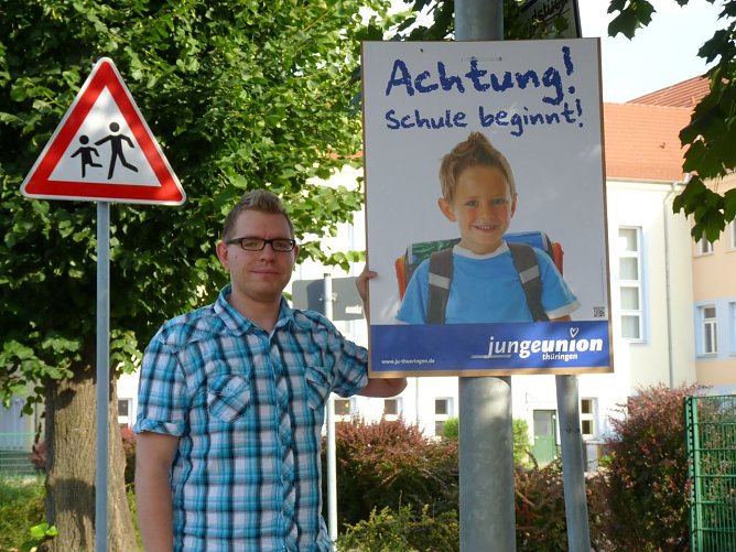Chris Schr&ouml;der von der Jungen Union Nordhausen plakatiert f&uuml;r sichere Schulwege (Foto: Junge Union Nordhausen)