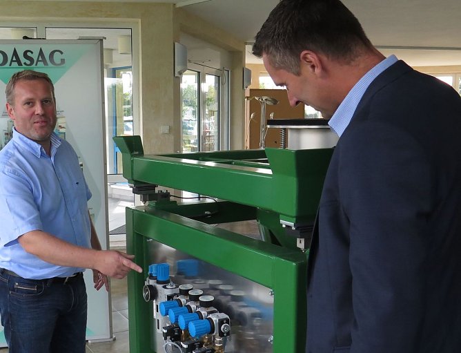 Niels B&ouml;er erl&auml;utert Niels Neu eine Musteranlagen (Foto: NUV)