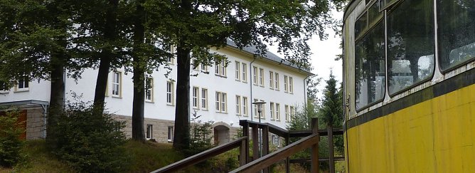 Eine Stra&szlig;enbahn geh&ouml;rt mit zur k&uuml;nftigen Unterkunft (Foto: nnz)