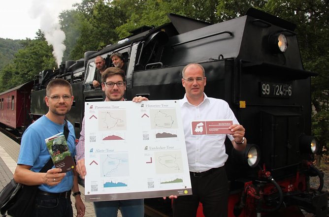 Andr&eacute; Richter und Christian Schelauske vom Naturpark S&uuml;dharz und Landrat Matthias Jendricke (Foto: Jessica Pieper)