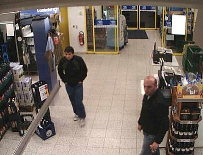 Wer kennt die beiden Männer? (Foto: Polizei) Wer kennt die beiden Männer? (Foto: Polizei)