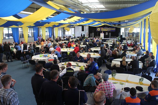 Volles Haus bei Henning Bau - die Urbacher Firma feierte 25j&auml;hriges Jubil&auml;um (Foto: Angelo Glashagel)