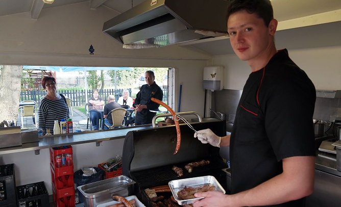 Bastian Pinks in seinem "Grillspezi" (Foto: LIFT)