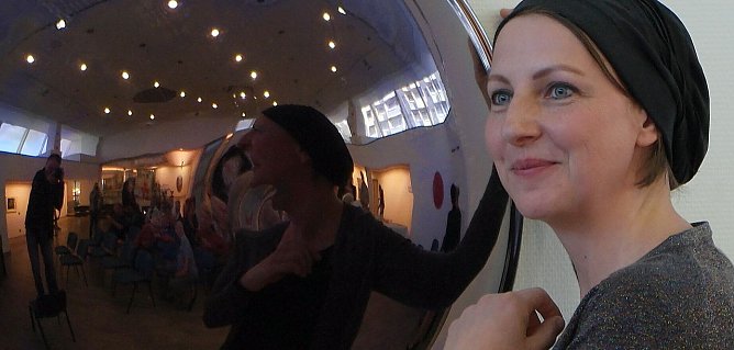 Andrea Flemming an einem der gezeigten Werke (Foto: nnz)